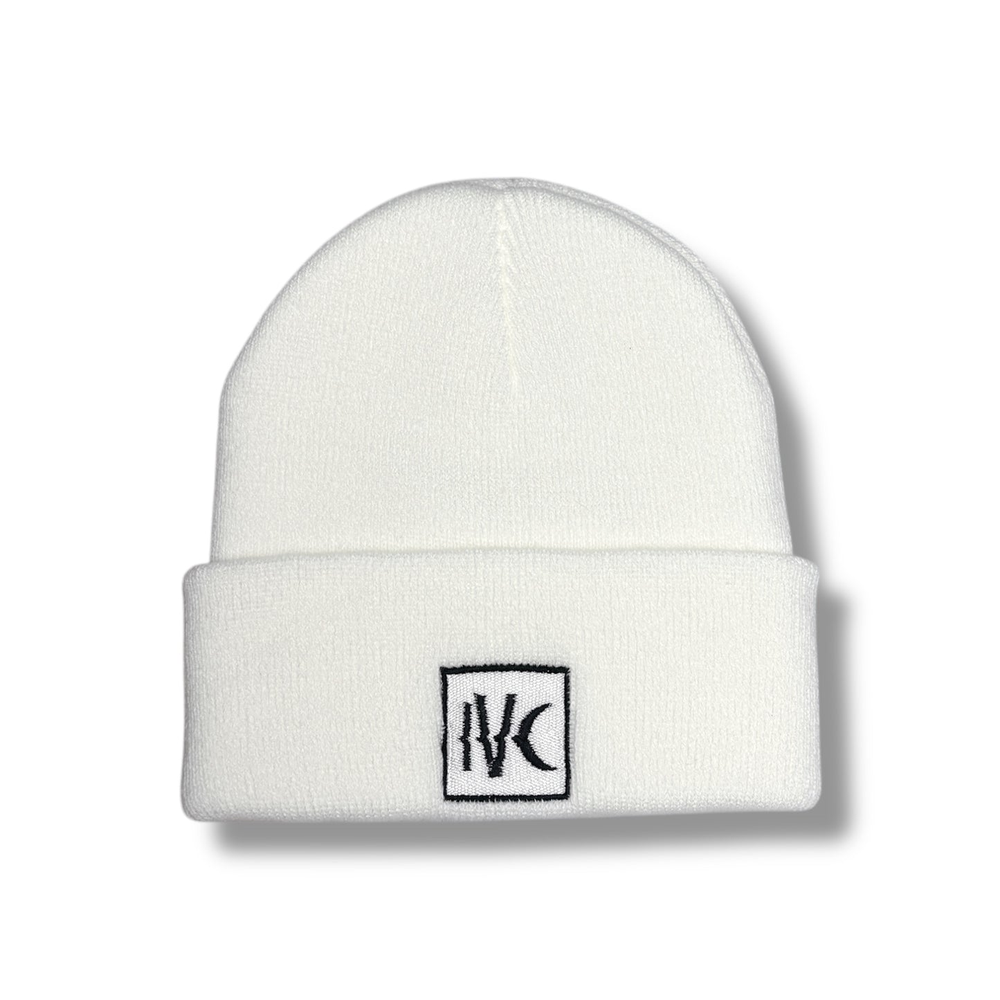 IVENUSA white knit beanie with fold-over cuff and minimalist black IVC logo patch – clean and versatile winter essential.