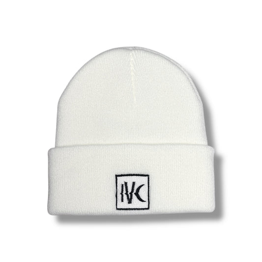 IVENUSA white knit beanie with fold-over cuff and minimalist black IVC logo patch – clean and versatile winter essential.